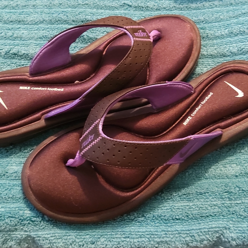 Nike Flip Flops (comfort footbed) Size 8